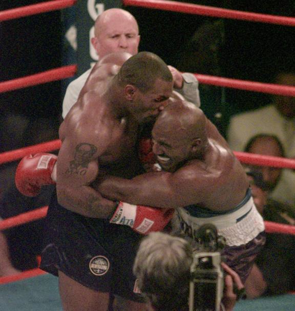 Dopo un&#39;interruzione il combattimento riprende ma Tyson dopo aver morso nuovamente Holyfield viene squalificato e sanzionato successivamente con una multa di tre milioni di dollari (Ap)